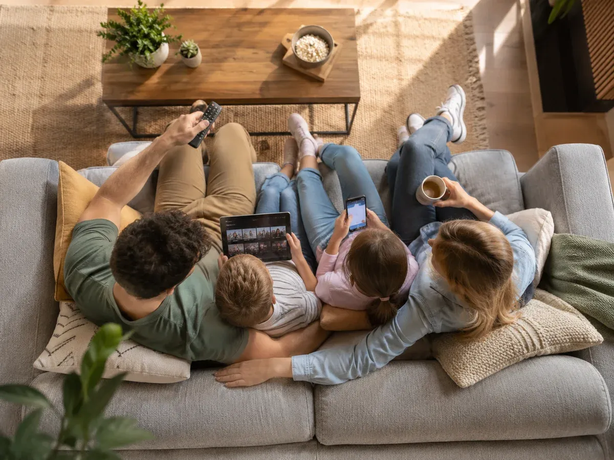 Familia conectada en casa con Cestel